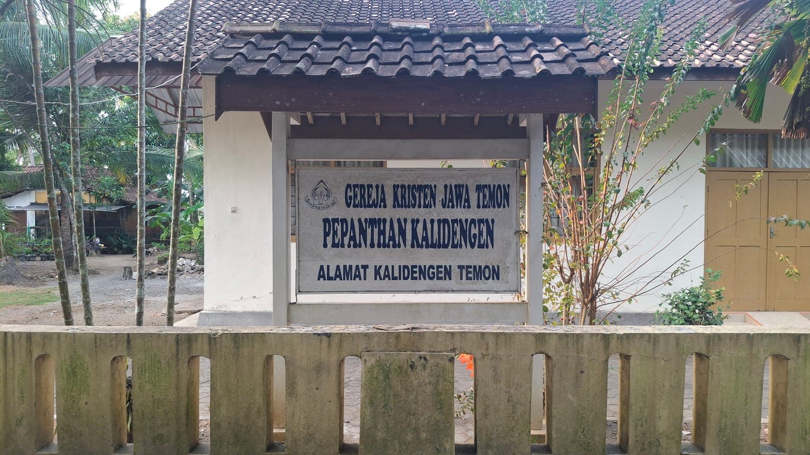 Bangunan GKJ Temon Pepanthan tampak depan